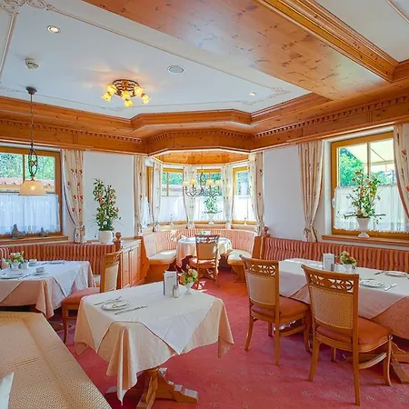 לינה וארוחת בוקר Gruenau 3*