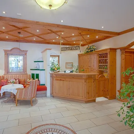 לינה וארוחת בוקר Gruenau 3*